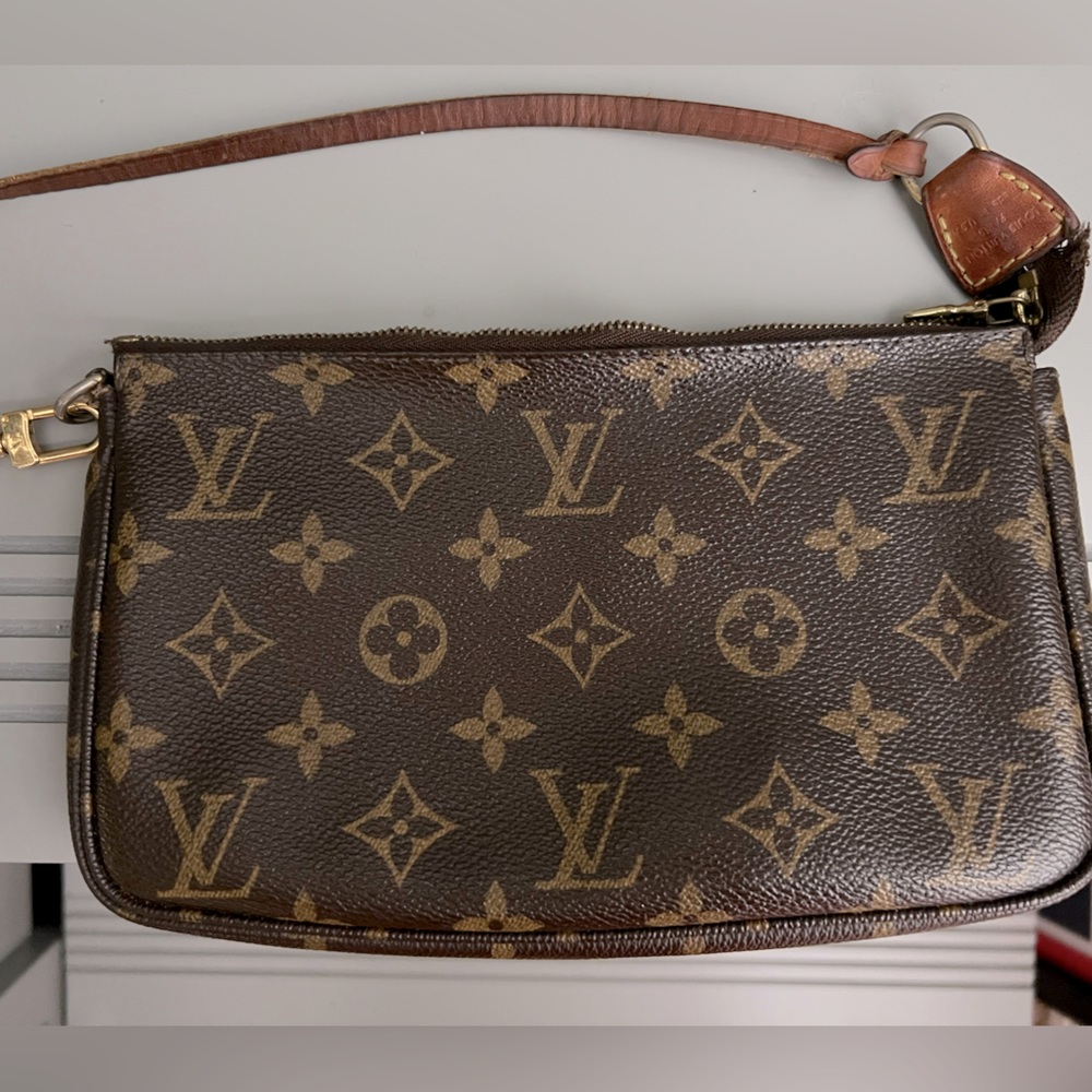 💯 Authentic Louis Vuitton Pochette